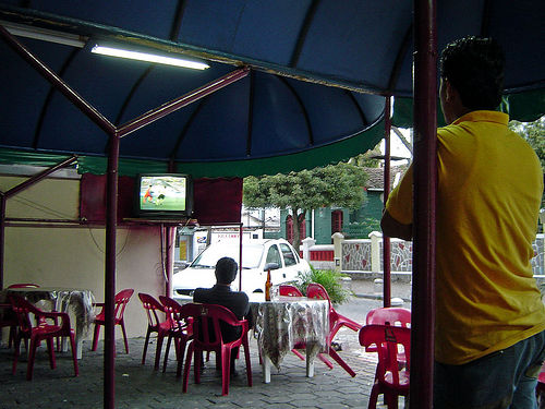 Ecuador TV Center holds it. Holds it! HOLDS IT!